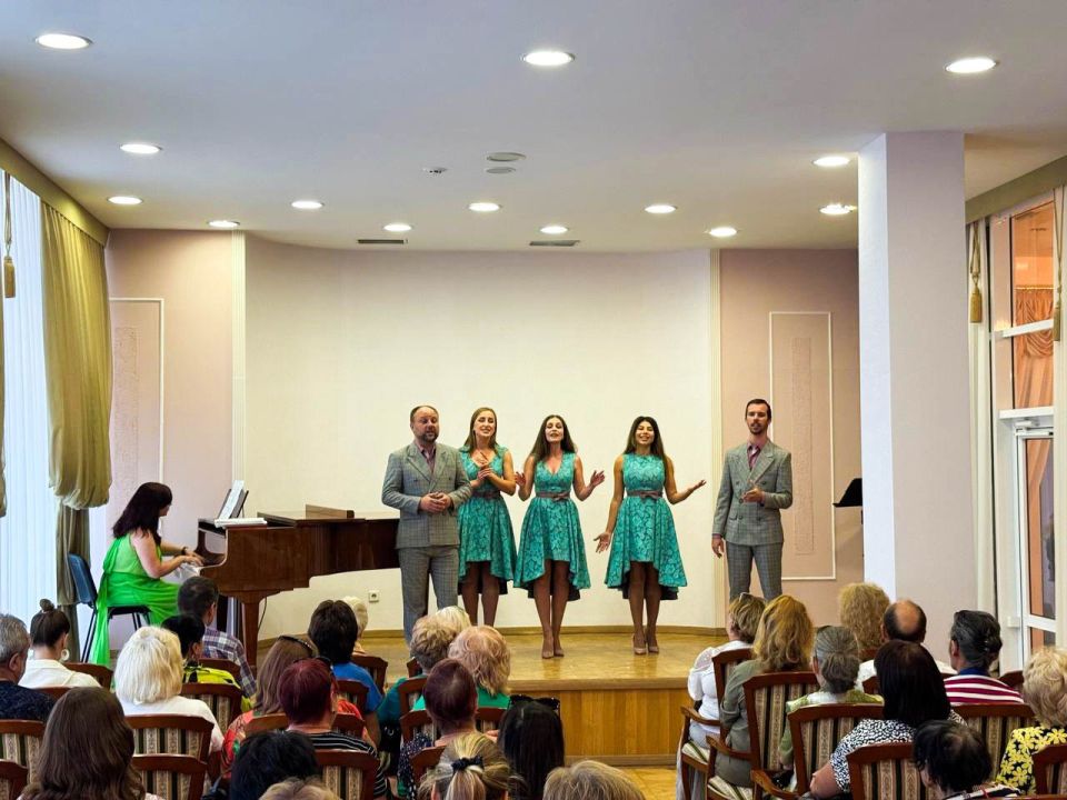 Луганская академическая филармония погрузила гостей в атмосферу изысканности и нежных чувств — на сцене прозвучал концерт «Романсов дивных звук прелестный»!