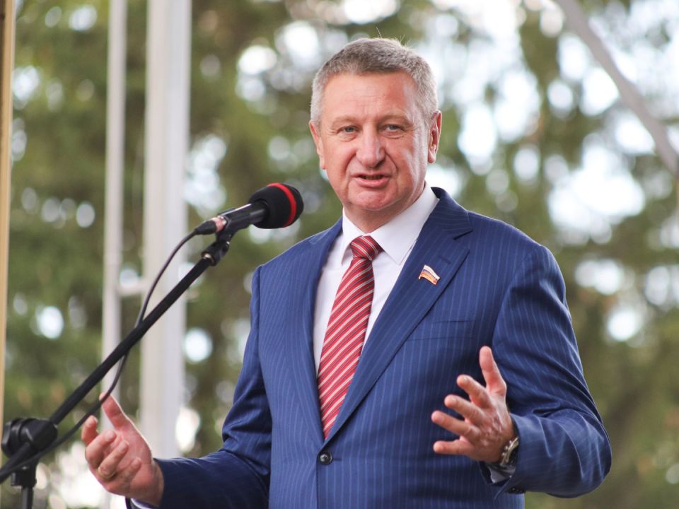 Сенатор Муратов передал учебники и технику для ЛНР к началу учебного года