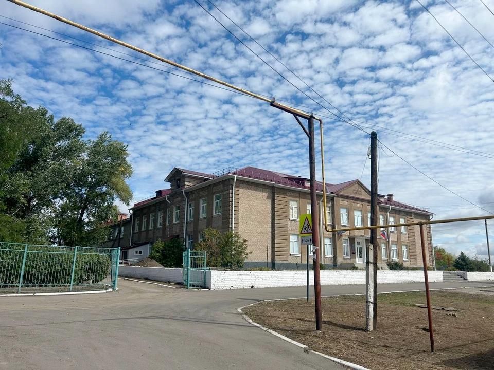 К 1 сентября шеф-регион отремонтирует три школы в Славяносербском районе