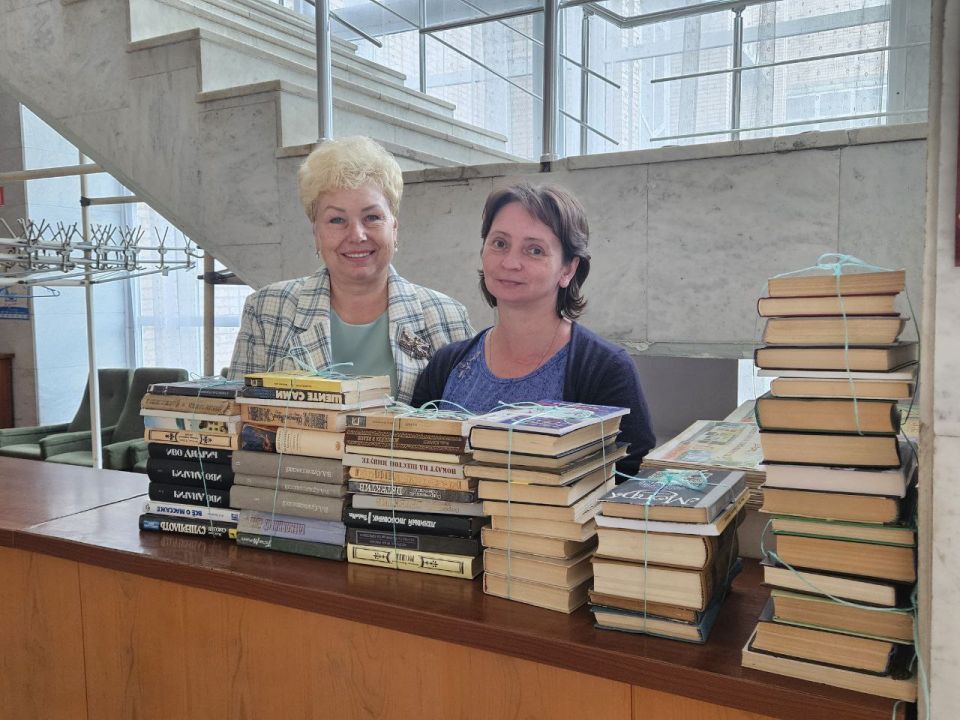 Сенатор Российской Федерации Ольга Бас подарила книги из своего домашнего архива Луганской молодёжной библиотеке