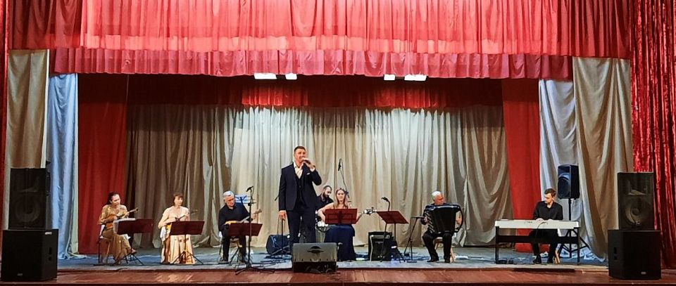 Артисты Луганской академической филармонии представили жителям Чернухино программу «Играем на бис»