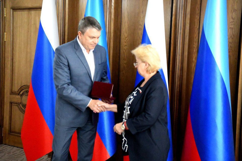 Глава ЛНР Леонид Пасечник по поручению Президента РФ Владимира Путина передал Орден Мужества вдове сотрудника предприятия «Лугансквода»