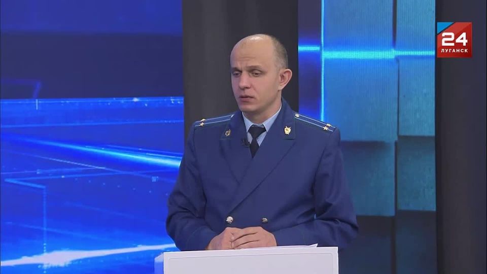 Что делать гражданину, обратившему внимание на человека, который подозрительно ведет себя, что-то фотографирует записывает и тд.?