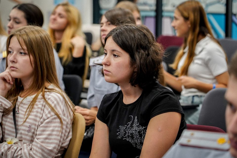 Время полезной программы. На Форуме работающей молодёжи участники смогли пообщаться на равных с первыми лицами региона — представителями власти и ведущих предприятий ЛНР