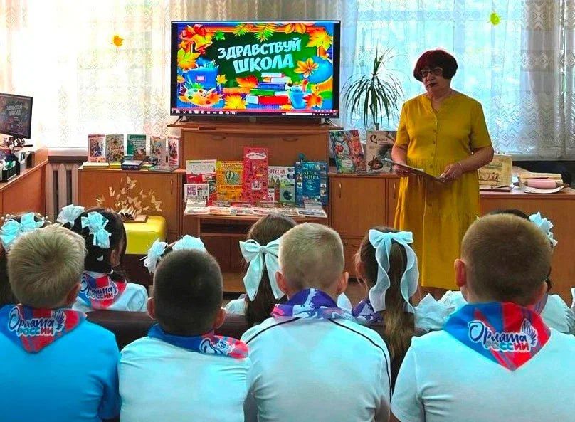 Ученики школы № 26 отпраздновали День знаний в Луганской библиотеке для детей! Для них подготовили насыщенную программу: интеллектуальные игры и познавательный экскурс «Секреты школьного портфеля»