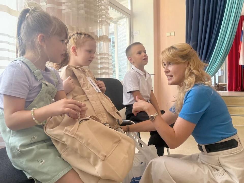 В Кировске школьникам вручили рюкзаки