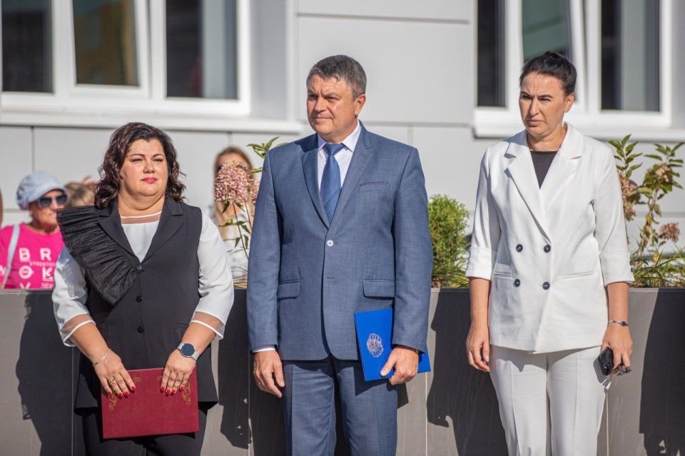 Первоклассники региона в День знаний получили от Главы ЛНР в подарок инвентарь для занятий спортом