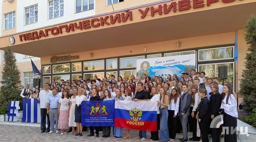 Более 1,5 тыс. первокурсников Луганского государственного педагогического университета (ЛГПУ) приняли участие в торжественной линейке, посвященной Дню знаний