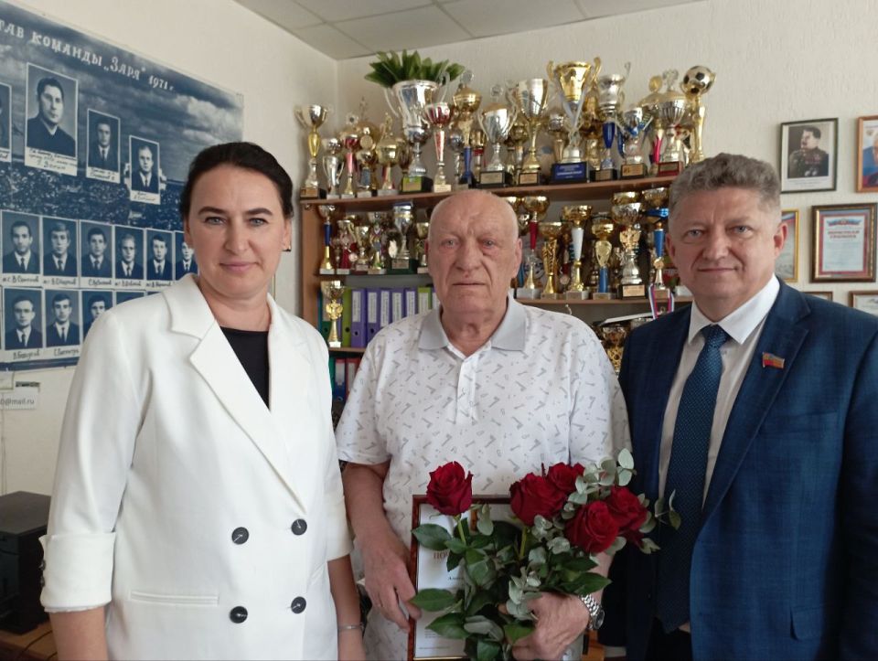 1 сентября 80-летний юбилей отмечает легенда луганского футбола, капитан чемпионского состава «Зари-72», мастер спорта СССР Александр Никифорович Журавлев Поздравить юбиляра и вручить ему подарки приехали председатель Совета...