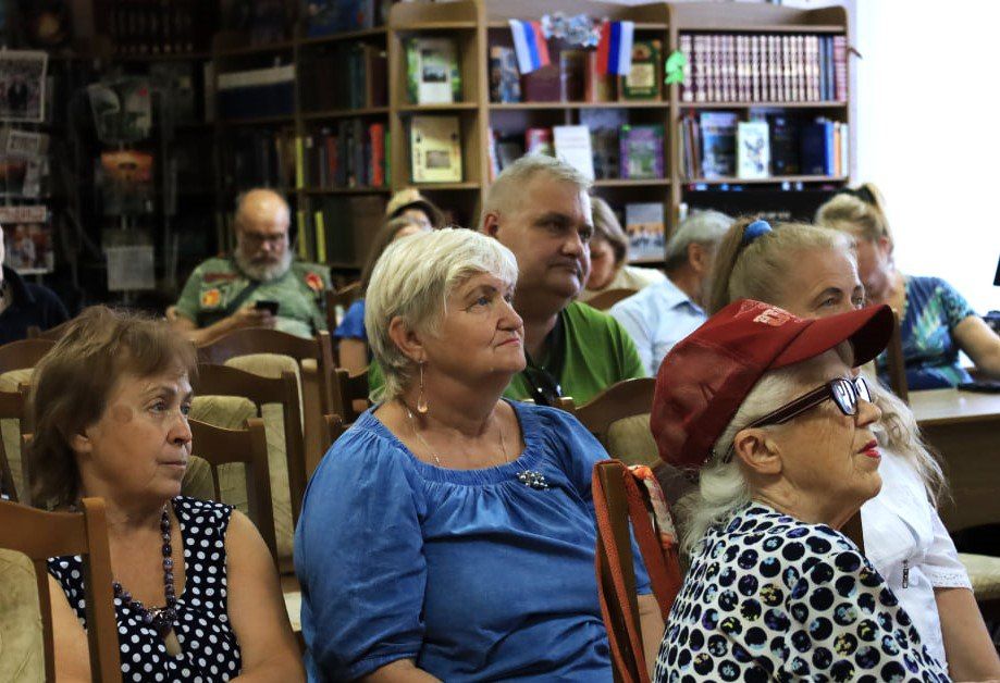 В Луганской молодежной библиотеке состоялся литературный час «Гений отбойного молотка», приуроченный ко Дню шахтера