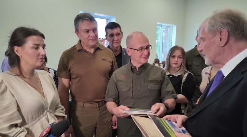 Кириенко и Пасечник посетили созданный в Луганске молодежно-просветительский центр