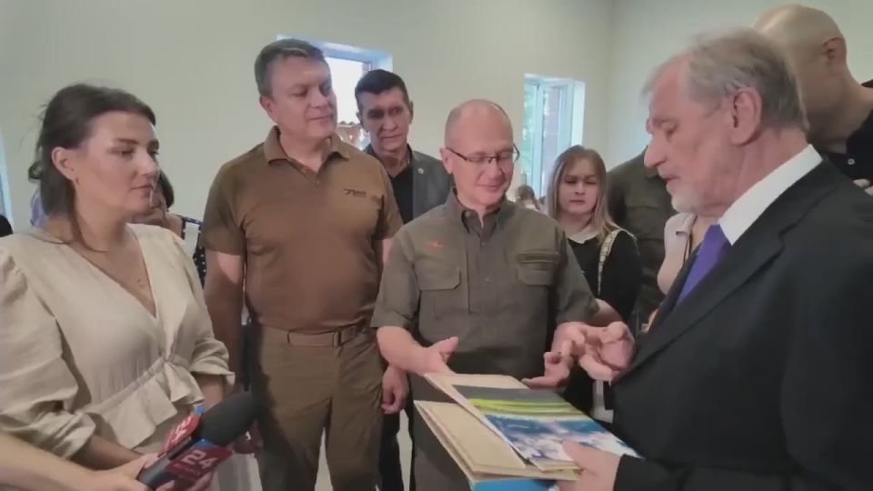 Первый заместитель Руководителя Администрации Президента Сергей Кириенко и Глава ЛНР Леонид Пасечник посетили молодежно-просветительский центр, созданный на месте первой церковно-приходской школы Луганска, сегодня здесь...