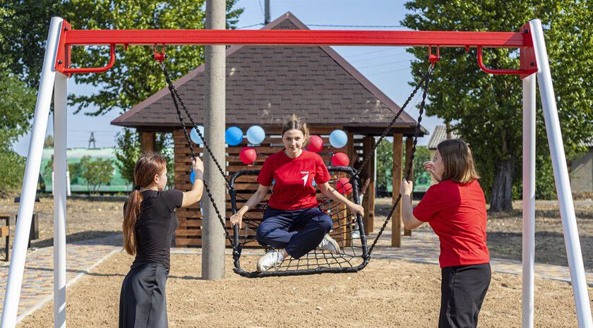 Сквер железнодорожников открылся в Станице Луганской