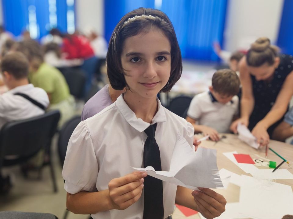 Более 100 школьников со всей ЛНР приняли участие в региональном конкурсе рисунков и плакатов «Стоп террор: рисуем будущее», приуроченного ко Дню солидарности в борьбе с терроризмом и экстремизмом