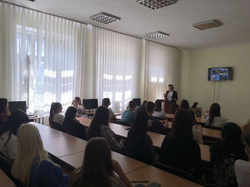 Сотрудники Луганской молодежной библиотеки провели мероприятие приуроченное ко Дню солидарности в борьбе с терроризмом