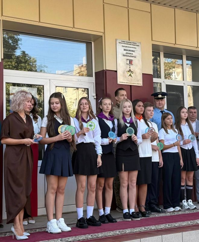 Инна Швенк: В ходе торжественной линейки вручила Отрядам Первых медали — за активную и слаженную работу по направлениям концепции «Луганский характер»