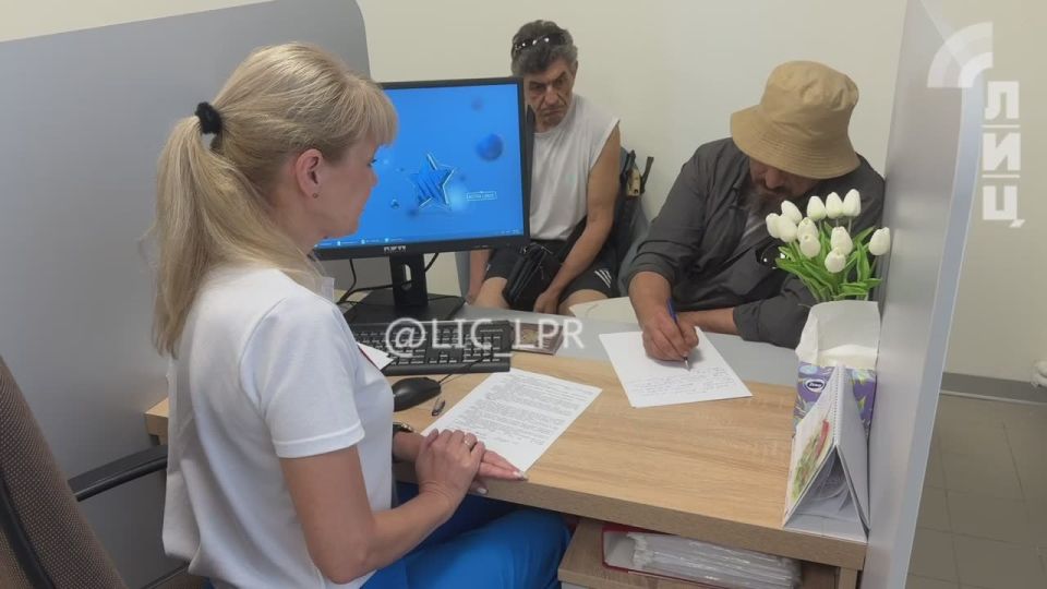 Глава ЛНР Леонид Пасечник и исполнительный директор государственного фонда «Защитники Отечества» Юрий Хабров открыли новый офис регионального отделения учреждения в Луганске