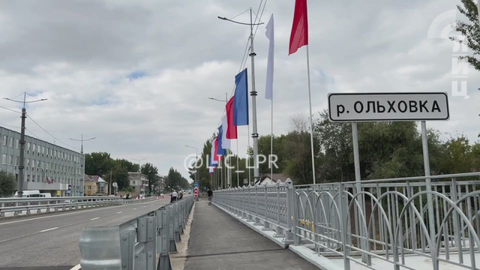 Глава ЛНР Леонид Пасечник открыл движение по восстановленному путепроводу в центре Луганска