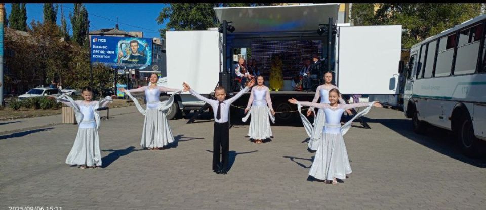 «Ритмы любимого города». В рамках празднования Дня города Луганска Дворец культуры организовал для жителей поселка Юбилейный выездное мероприятие