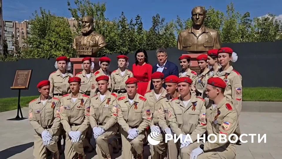 Аллею российской славы с бюстами героев СВО открыли в реконструированном московскими специалистами сквере в Луганске, передает корреспондент РИА Новости