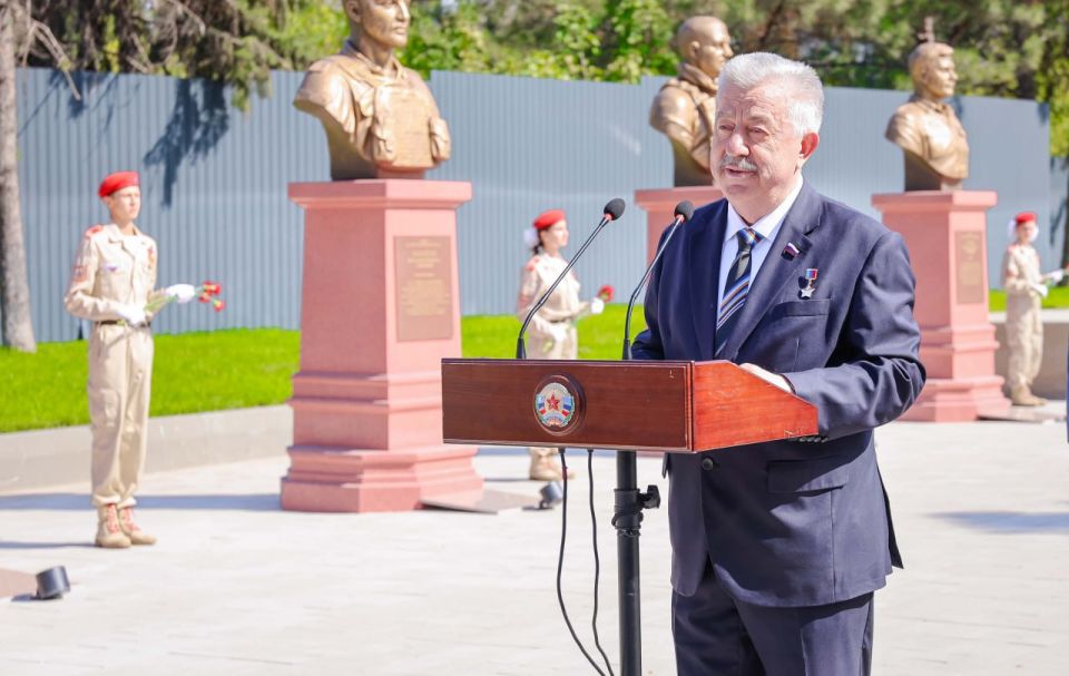 Луганский филиал центра военно-спортивной подготовки «Воин» включил в программу посещение Аллеи Славы в луганском сквере