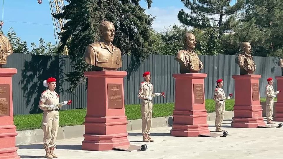 Яна Пащенко: В столице ЛНР состоялось торжественное открытие Аллеи Славы