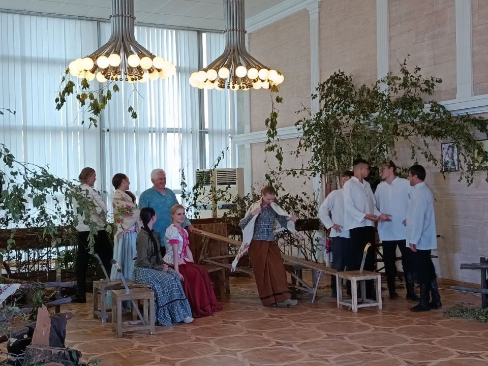 В Луганском академическом русском драматическом театре имени П. Луспекаева состоялась театрализованная программа «Судьба страны – судьба человека», посвященная 120-летию со дня рождения Михаила Шолохова