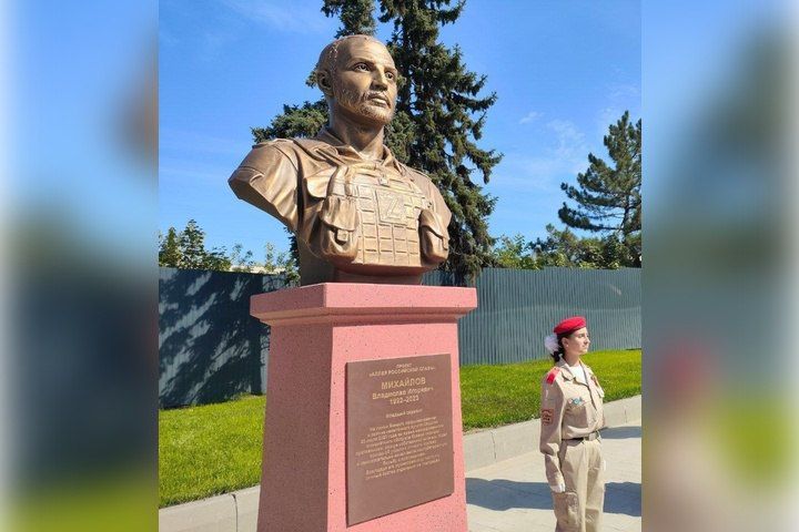 Глава Первомайска рассказал о герое, бюст которого установили в Луганске