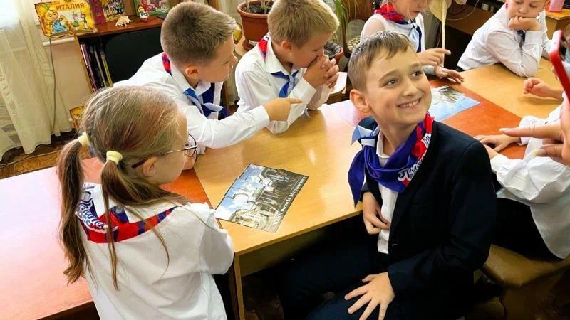 Сотрудники Луганской библиотеки для детей провели для учеников Средней общеобразовательной школы № 26 краеведческое мероприятие «Мой край родной – частица Родины большой», приуроченное ко Дню города