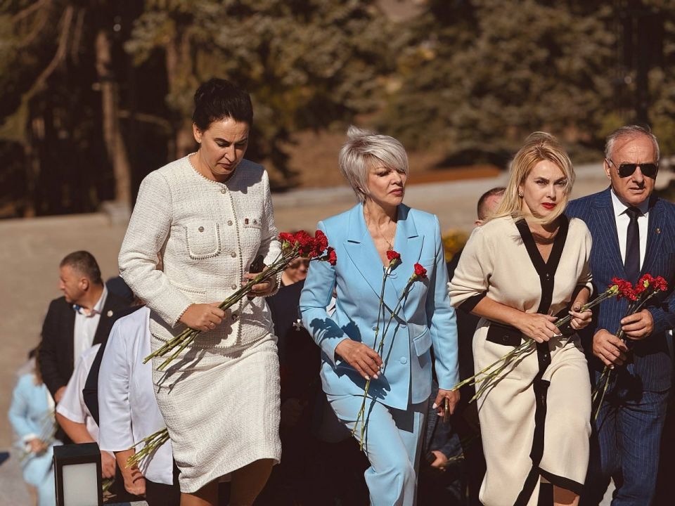 Яна Пащенко: Вместе с гостями из различных регионов России мы почтили память защитников Родины, возложив цветы к подножию мемориальных комплексов Незаживающая рана Донбасса и Острая Могила