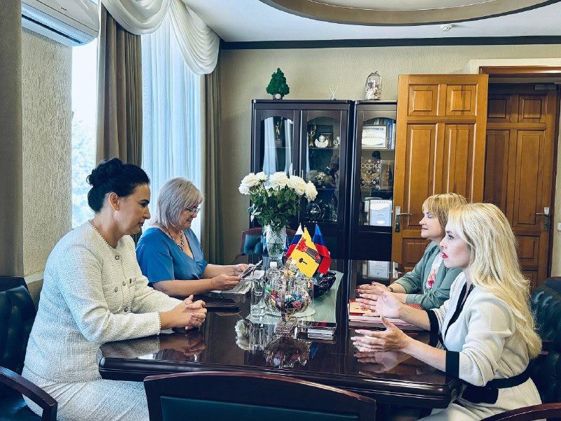 В рамках мероприятий празднования 230 - летия города над Луганью в администрации Луганска прошла рабочая встреча ВРИП Главы муниципалитета Яны Пащенко с Главой Петрозаводского городского округа Инной Колыхматовой