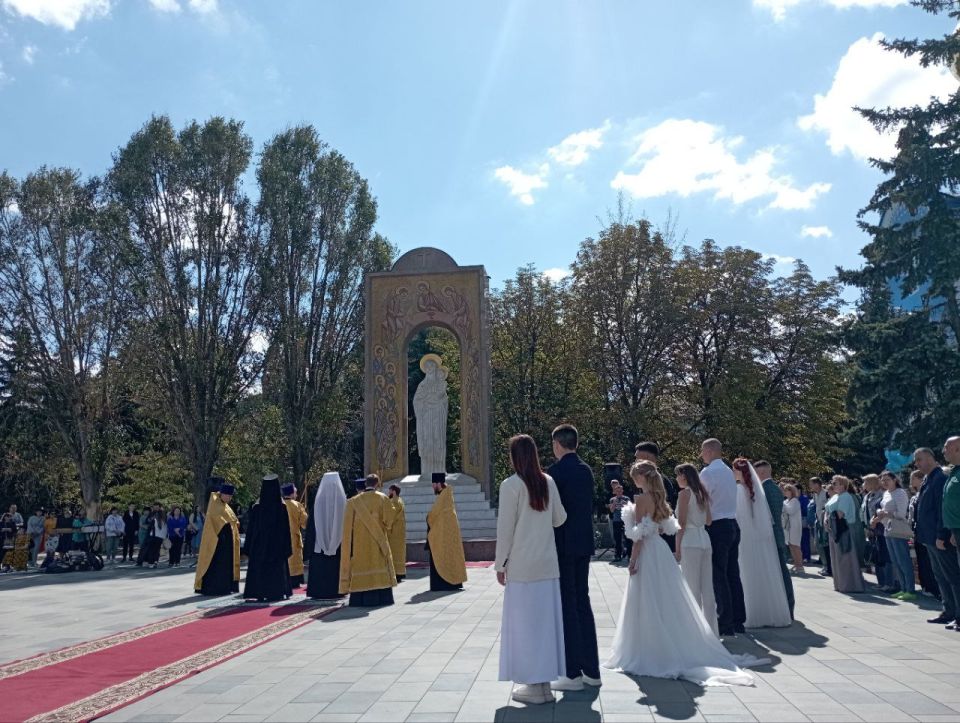 Бал молодоженов прошел в столице в рамках празднования Дня города