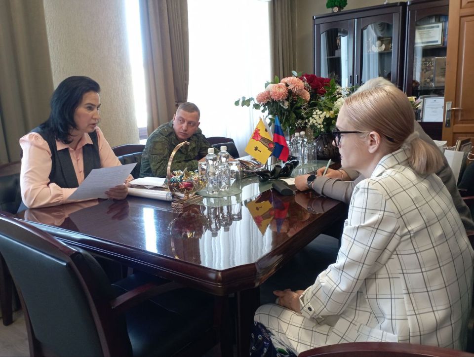 В Администрации Луганска состоялась очередная встреча ВРИП главы города Луганска Яны Пащенко с семьёй погибшего участника СВО