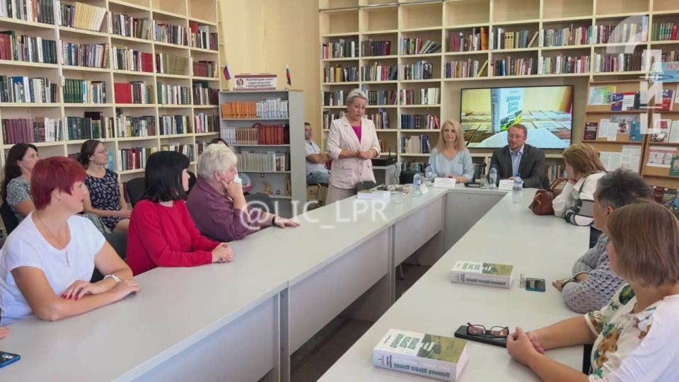 Союз журналистов Запорожской области передал 150 экземпляров книги мелитопольского писателя Сергея Авдеенко «Длинная дорога домой. Крым, Донбасс, Новороссия» библиотекам ЛНР