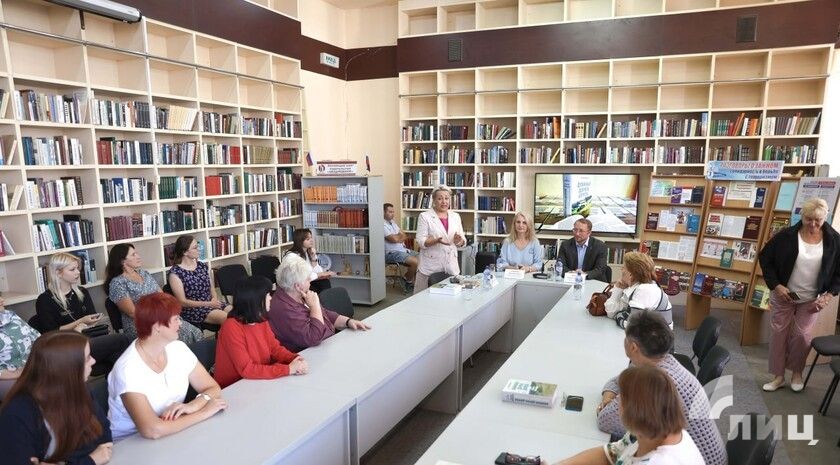 Запорожские журналисты передали 150 экземпляров книги «Длинная дорога домой» библиотекам ЛНР