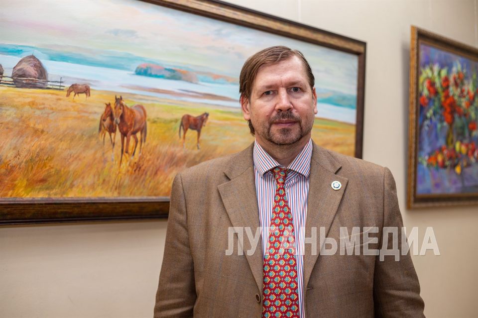 В Луганском художественном музее открылась выставка «Русский мир»