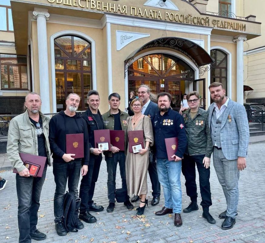 Общественная палата РФ наградила члена Общественной палаты ЛНР, член Союза писателей России, луганчанку Елену Александровну Заславскую и уроженца Луганщины музыканта Романа Рыкалова медалью «Патриот России»