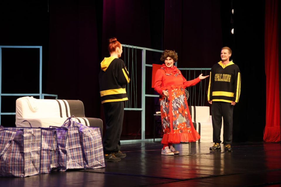 Луганский академический русский драматический театр имени П. Луспекаева представил новую постановку, полную смеха и жизненных ситуаций!