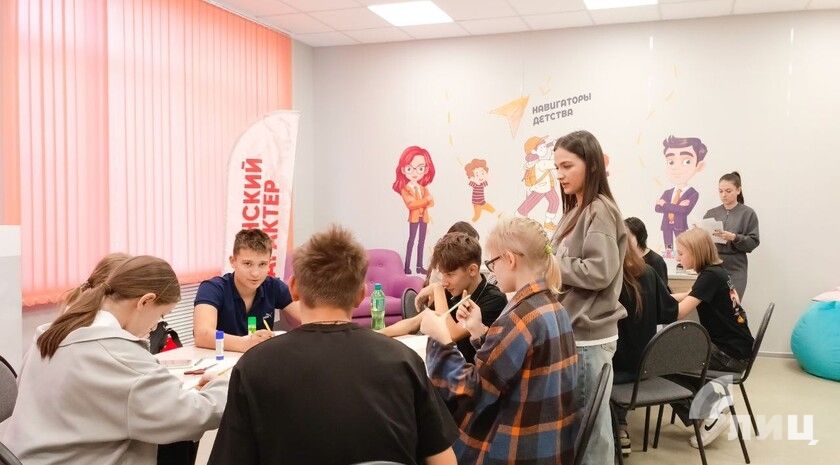 Дети научились делать композиции в технике квиллинг на мастер-классе в Луганске