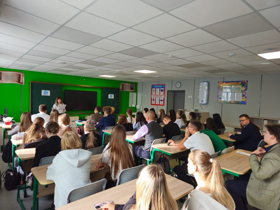 Сотрудники Управления Росреестра по ЛНР провели познавательный профориентационный урок для учащихся 10-х классов гимназии №60 имени 200-летия города Луганска