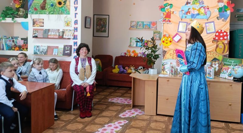 «Первоклассное путешествие в Страну Читалию» — под таким названием в Луганской библиотеке для детей прошел праздник посвящения в читатели