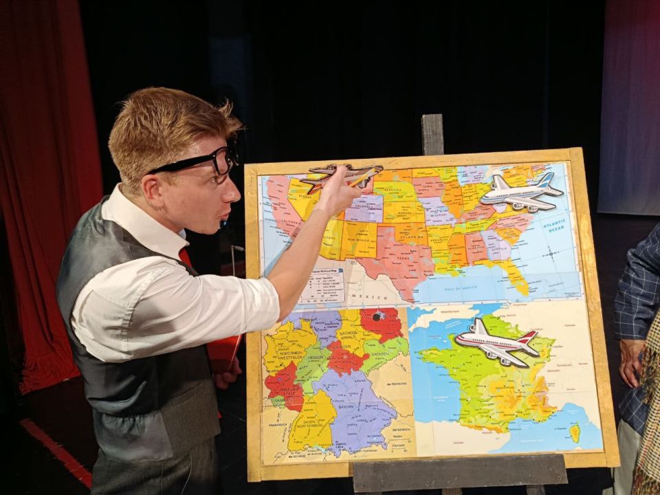 Луганский академический русский драматический театр имени П. Луспекаева представит яркую и увлекательную комедию о приключениях Бернара с очаровательными стюардессами