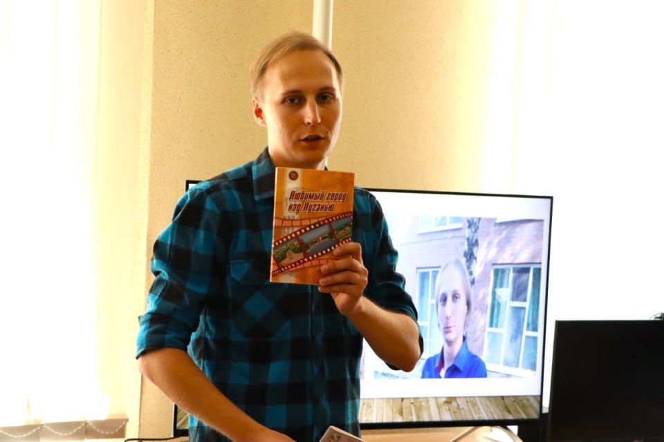 В Луганской Горьковке состоялась арт-встреча «Оставаться человеком» с Иваном Слетиным