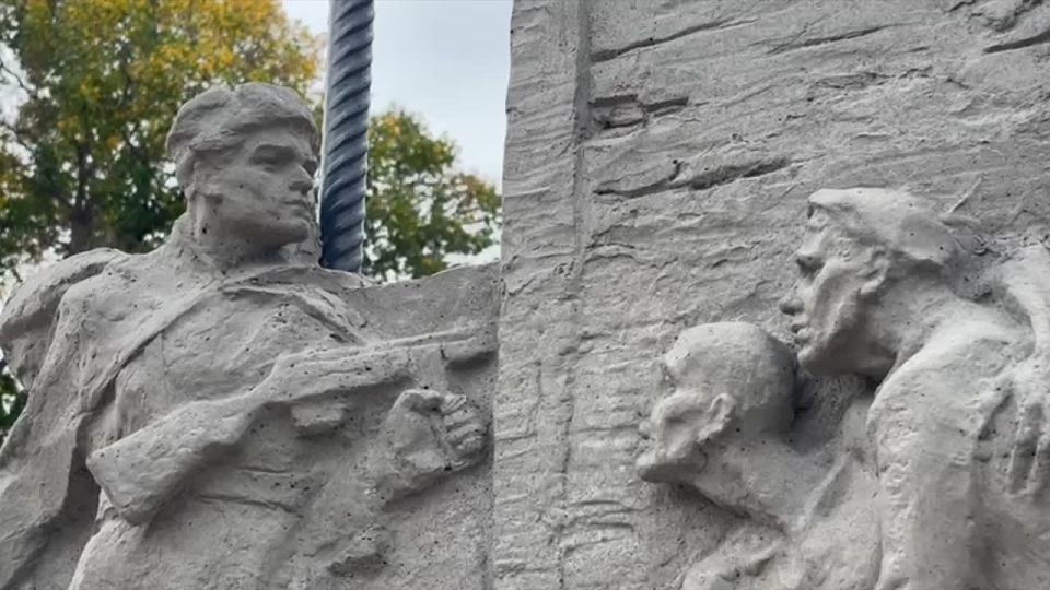 В Красной Таловке открыли скульптурный горельеф, посвящённый освобождению узников концлагеря советскими воинами