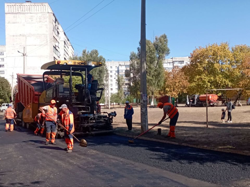 Яна Пащенко: В Луганске продолжается ремонт внутриквартальных дорог, которые пришли в негодность