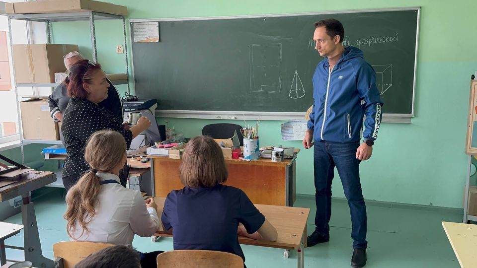 В рамках партийной акции «Za победу» активисты Луганского местного отделения партии «ЕДИНАЯ РОССИЯ» совместно с депутатом Совета городского округа город Луганск Егором Бабкиным и секретарем первичного отделения партии №56...