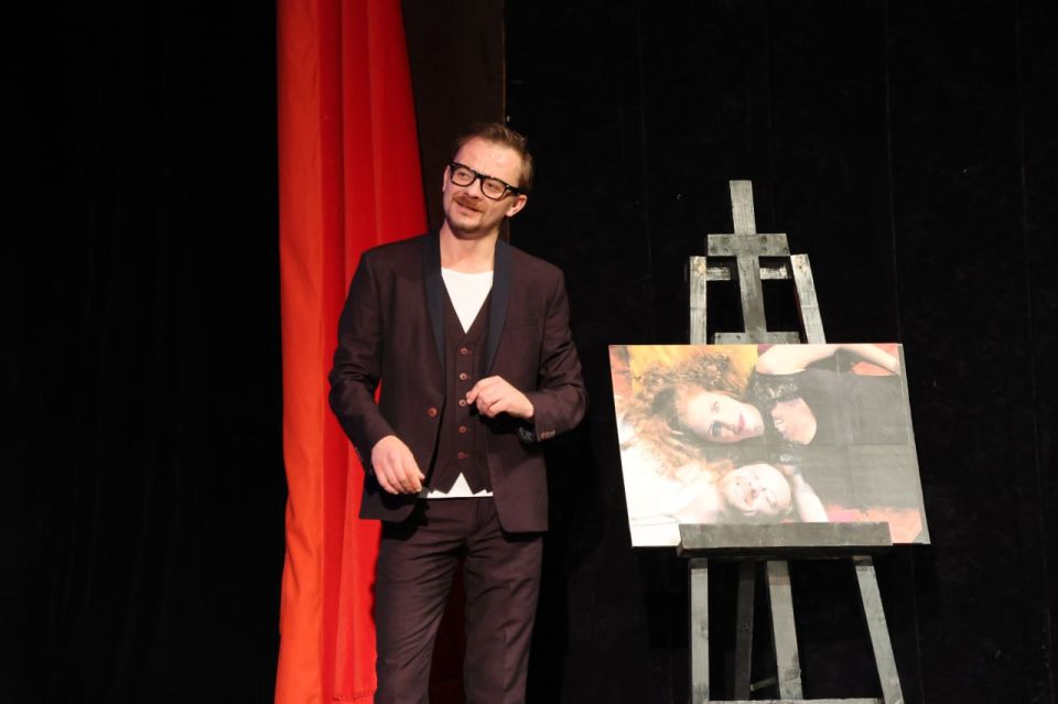 В Луганском академическом русском драматическом театре им. П. Луспекаева представили обновленную комедию «Боинг-боинг»