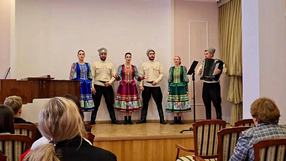 Артисты Луганской филармонии представили для школьников программу «Люди Луганска»