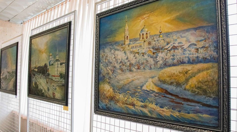 В Луганском академическом театре кукол состоялось открытие персональной выставки «Мирный Луганск» члена Союза художников ЛНР Георгия Мустакимова