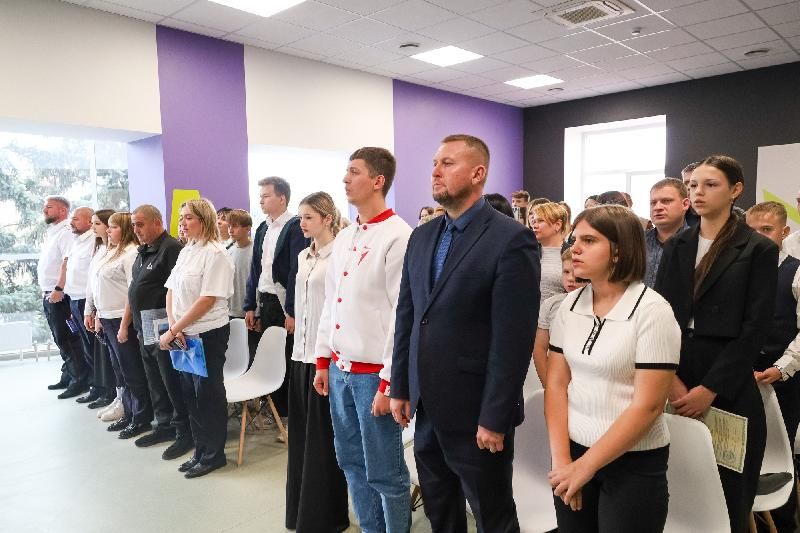 Денис Мирошниченко принял участие в торжественной церемонии выдачи первых паспортов луганским школьникам